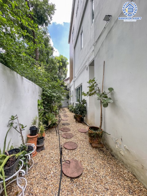 *****ทาวน์เฮ้าส์มือสอง ม.เดอะเซอเรโน่ บาย โบนันซ่า แจ้งวัฒนะ หลังมุม บรรยากาศดี เนื้อที่กว้างขวางมากถึง 29 ตร.ว. ภายในสวย ฟังก์ชัน 3 ห้องนอน 3 ห้องน้ำ ที่จอดรถ 1 คัน บ้านสไตล์โมเดิร์น บนทำเลแห่งการเดินทาง ใกล้รถไฟฟ้าสายสีชมพู "สถานีเมืองทองธานี" และจุดขึ้นทางด่วน "แจ้งวัฒนะ"